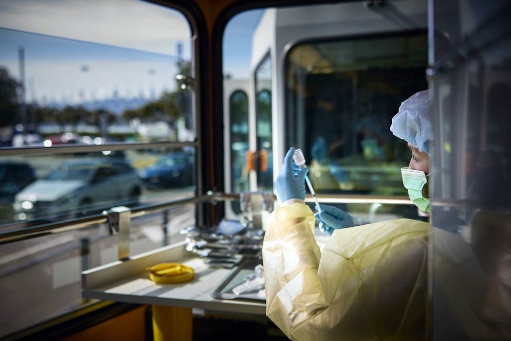 Un employé médical prépare les vaccinations Covid-19 dans le tram de vaccination à Zuercher Bellevue, le mardi 14 septembre 2021 à Zurich.