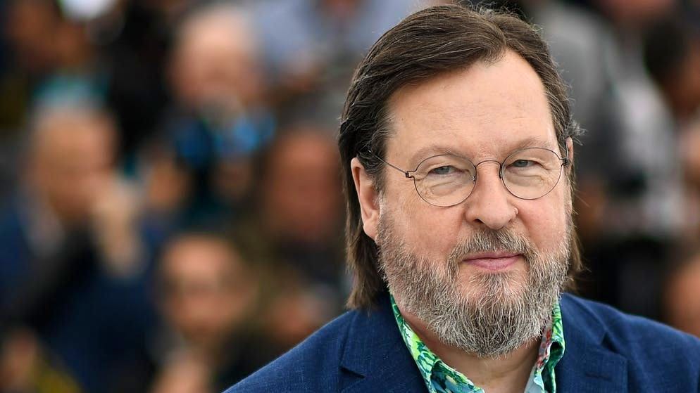 Il più stretto confidente cinematografico di Kier è Lars von Trier (nella foto), con il quale ha appena completato la serie
