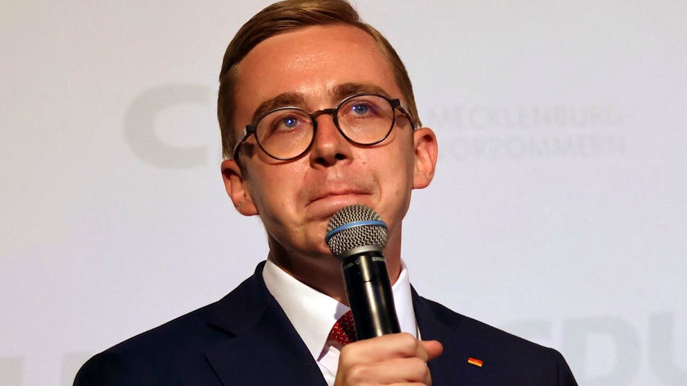 Skandalumwoben: CDU-Mann Philipp Amthor hatte gestern bei der Wahlparty der CDU in der Orangerie im Schweriner Schloss nichts zu lachen.