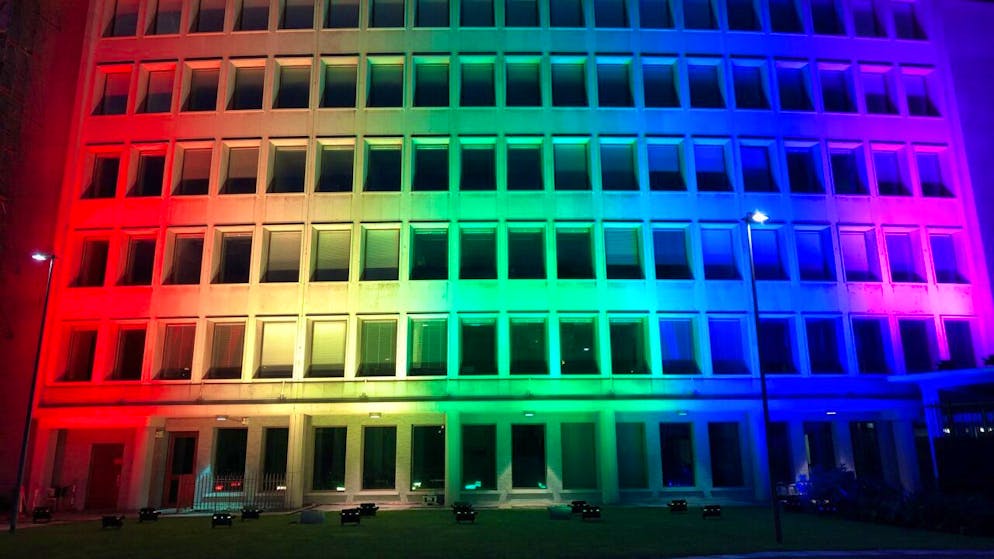 Die US-Botschaft in Bern hat sich nach dem Ja zur "Ehe für alle" in Regenbogenfarben beleuchtet.