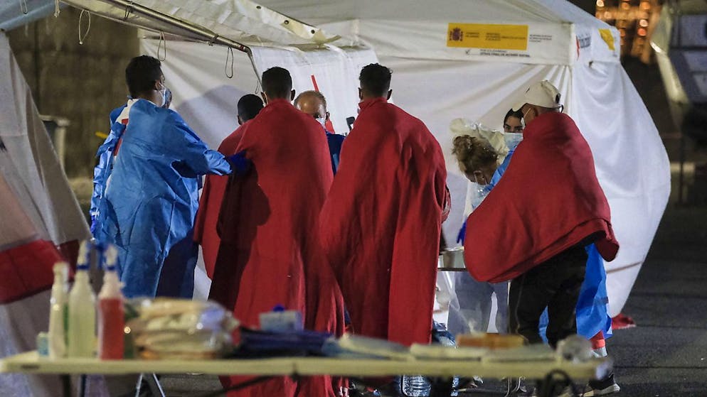 Da venerdì sera sono arrivati alle isole Canarie oltre 700 migranti, rende noto il servizio regionale per le emergenze dell'arcipelago. Da inizio anno sono arrivati alle Canarie più di 11'000 migranti secondo gli ultimi dati del Ministero dell'Interno spagnolo.