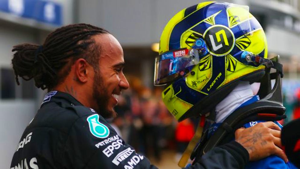 Sieger Lewis Hamilton (links) spendet Lando Norris nach dem GP in Sotschi Trost.