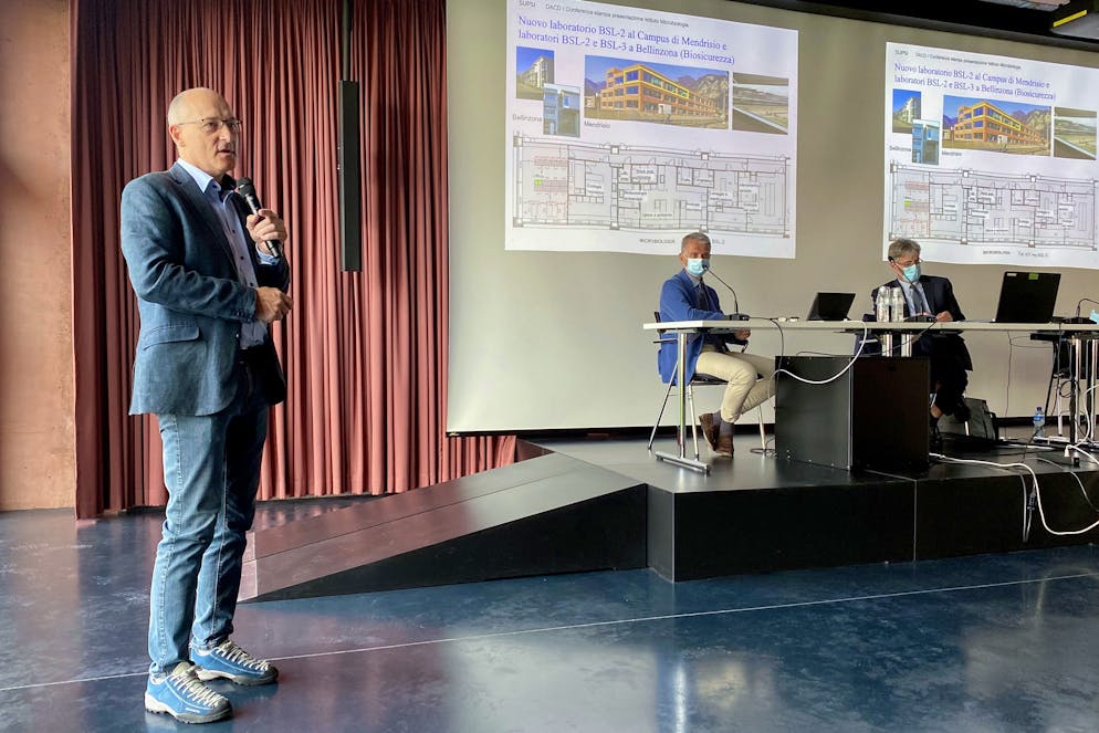Il direttore dell'Istituto di microbiologia Mauro Tonolla durante la presentazione della nuova creatura accademica