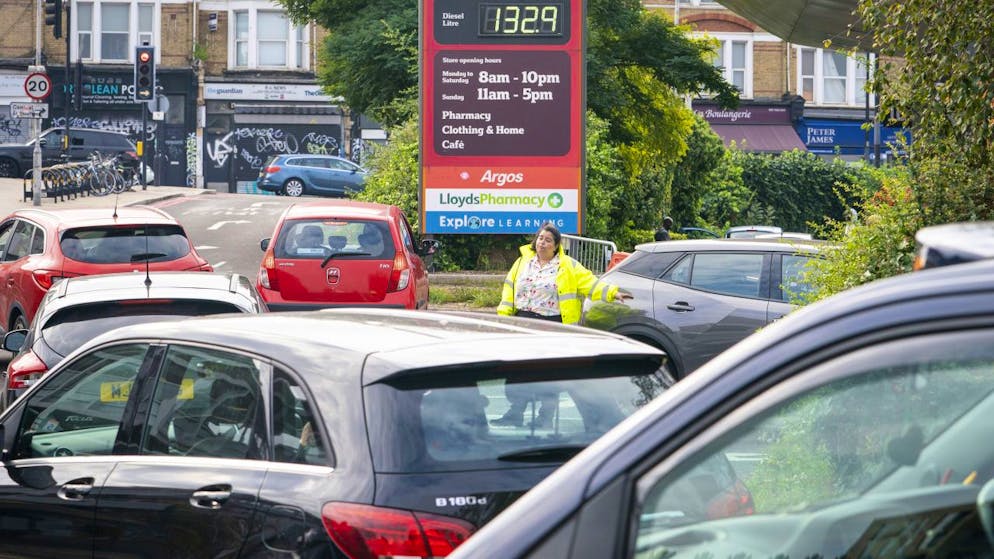 Les pénuries d'essence au Royaume-Uni s'aggravaient lundi sous l'effet d'"achats de panique" d'automobilistes inquiets.