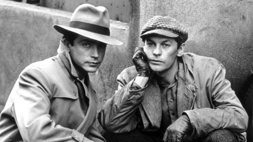Udo Kier è nato durante la seconda guerra mondiale a Colonia, dove lui e sua madre sono scampati per un pelo a un bombardamento. Suo padre ha abbandonato sua madre con il bambino. Il denaro era scarso: