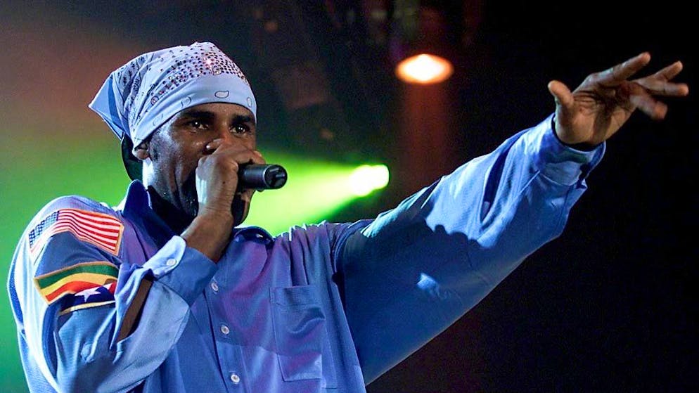 Le chanteur R. Kelly lors d'un concert en 2001