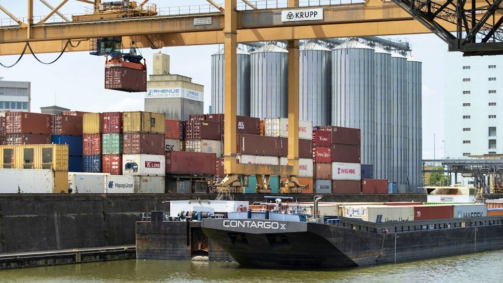 Container werden am Contargo Container-Terminal, dem groessten Container-Kran der Schweiz, im Hafenbecken 2 am Port of Switzerland - Schweizerische Rheinhaefen auf ein Frachtschiff umgeschlagen, fotografiert am 10. Juli 2020 am Hafen in Basel-Kleinhueningen. Die Contargo AG ist eine 100-prozentige Tochter der Rhenus-Alpina-Gruppe. (KEYSTONE/Gaetan Bally)