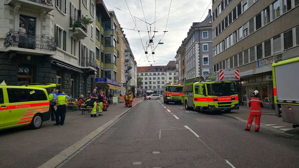 Zurigo: pompieri in azione sulla Langstrasse, fumo denso e irritante.