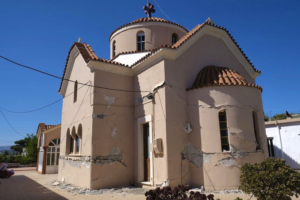 Une église grecque orthodoxe endommagée est observée après un violent tremblement de terre dans le village de Roussochoria, dans le sud de l'île de Crète, en Grèce, le lundi 27 septembre 2021. 