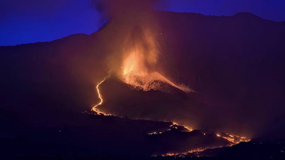 Der Vulkan in der Region Cumbre Vieja auf La Palma stösst auch am Sonntagmorgen Lava aus.
