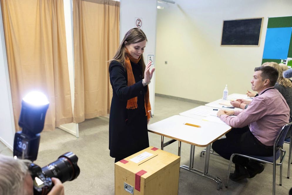 La Première ministre islandaise Katrin Jakobsdottir valide son bulletin de vote à Reykjavik, samedi 25 septembre 2021. Cette dernière se retrouve fragilisée par ces élections.