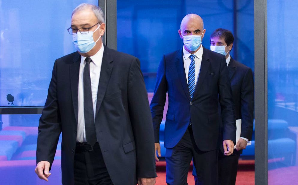 Bundespraesident Guy Parmelin, vorne, und Bundesrat Alain Berset kurz vor Beginn einer Medienkonferenz zur Abstimmung ueber das Covid-19-Gesetz, am Montag, 27. September 2021, in Bern. (KEYSTONE/Peter Klaunzer)