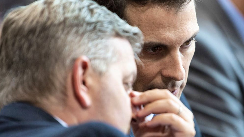 Il senatore argoviese Thierry Burkhart (a destra), presidente designato del PLR, discute con il presidente dell'UDC Marco Chiesa durante la sessione autunnale delle Camere federali (foto di lunedì scorso 20 settembre)
