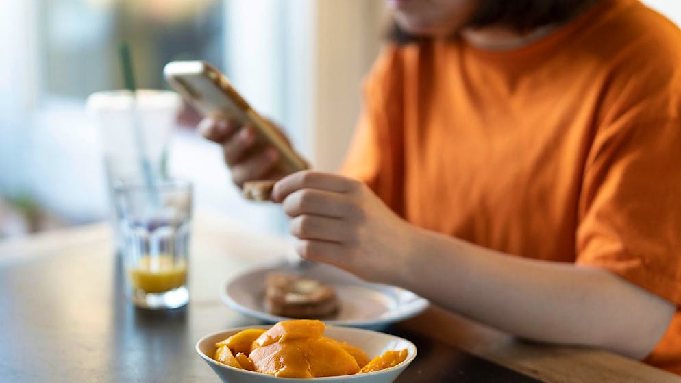Pour les sénateurs, une sensibilisation qui vise directement les jeunes et les enfants à travers les médias sociaux serait une solution très efficace (image d'illustration).