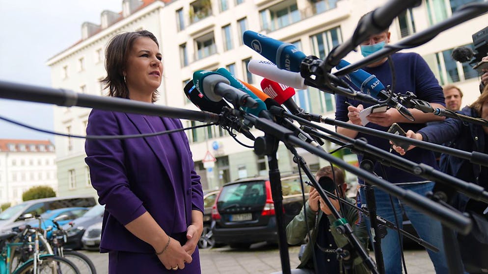 Annalena Baerbock, Bundesvorsitzende der Grünen, spricht mit Journalisten vor der Sitzung des Vorstands von Bündnis 90/Die Grünen am Tag nach der Bundestagswahl. Foto: Kay Nietfeld/dpa