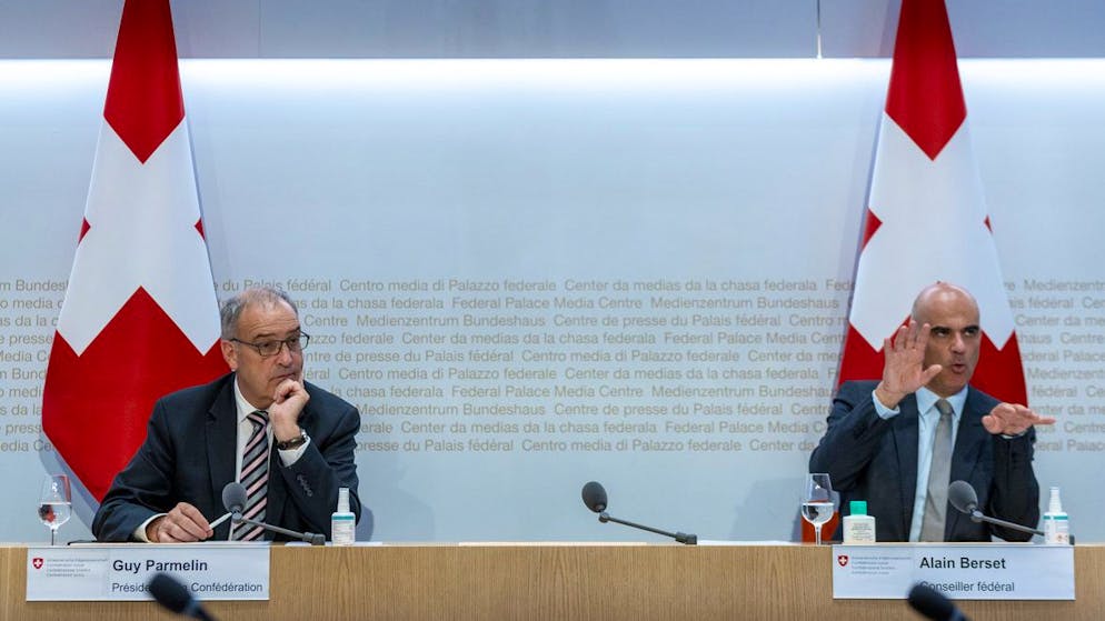 Bundespräsident Guy Parmelin und Bundesrat Alain Berset werben für das Covid-19-Gesetz.