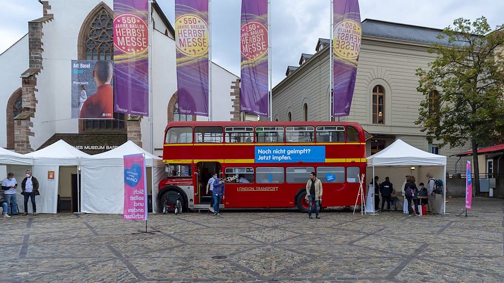 Die Kantone unternehmen viel für das Impfen: Der Basler Impfbus auf dem Barfüsserplatz. (Archivbild)