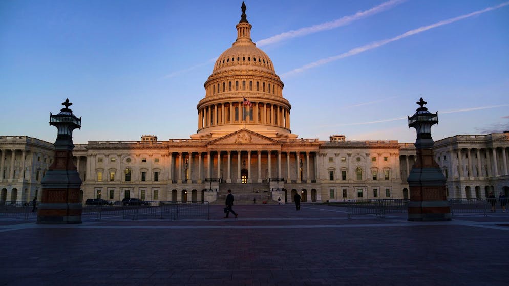 Die Sonne scheint bei Morgendämmerung auf das Kapitol in Washington. Die Parlamentarier haben wohl einen drohenden «Shutdown» abgewendet.