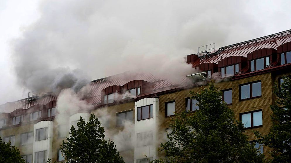 Rauch steigt nach einer Explosion aus einem Wohnhaus auf. In der schwedischen Großstadt Göteborg hat es eine größere Explosion mit mutmaßlich mehreren Schwerverletzten gegeben. Foto: Bjorn Larsson Rosvall/TT News Agency/AP/dpa