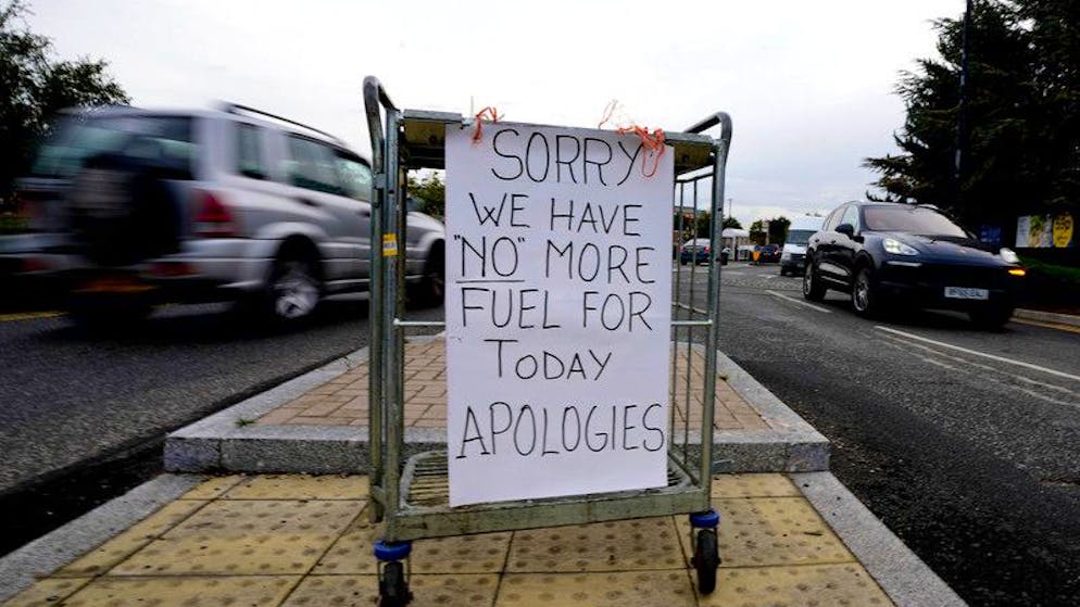 Am Eingang einer Tankstelle in London steht ein Schild, das auf den Mangel an Kraftstoff hinweist.