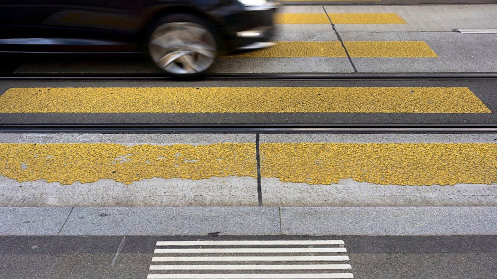 Auf einem Fussgängerstreifen in Pfäffikon SZ erfasste ein Auto eine Kickboard-Fahrerin. (Symbolbild)