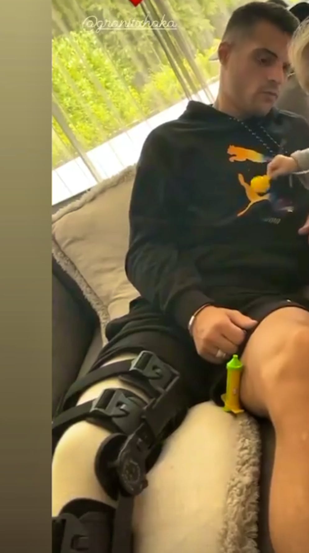 Das Knie ist dick einbandagiert: Granit Xhaka.