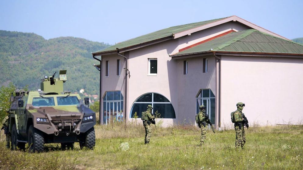 Serbische Truppe am 27. September nahe Rudnica an der Grenze zum Kosovo.