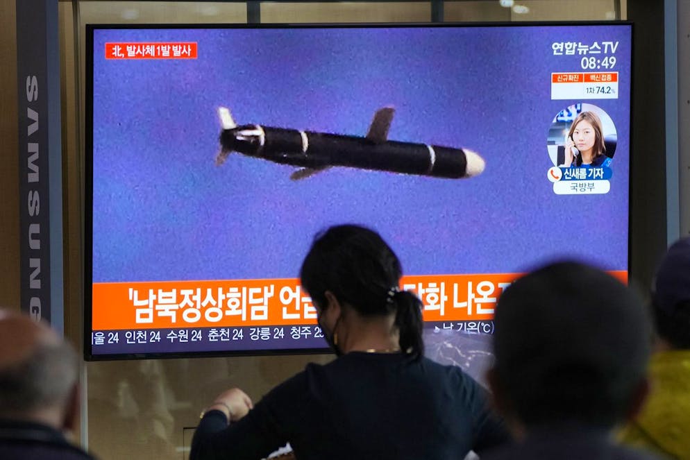 Des gens regardent une télévision montrant une image d'un fichier du lancement d'un missile par la Corée du Nord lors d'une émission d'information à la gare de Séoul à Séoul, Corée du Sud, le mardi 28 septembre 2021.