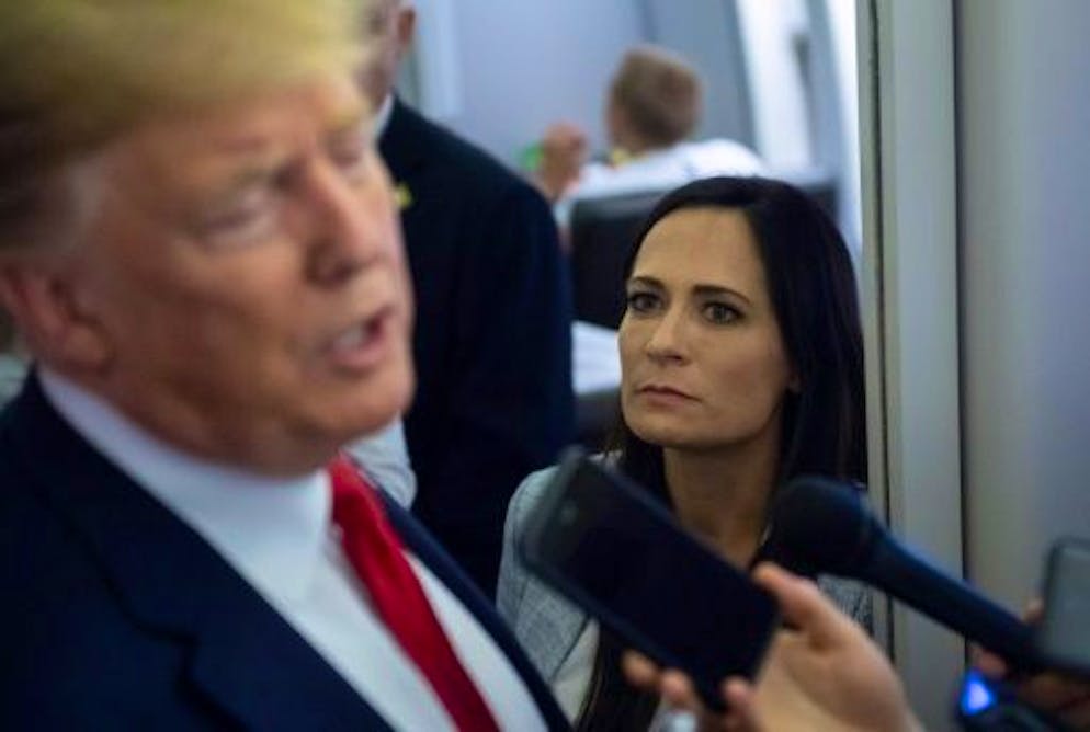 Stephanie Grisham à côté de Donald Trump à bord d'Air Force One le 7 août 2019