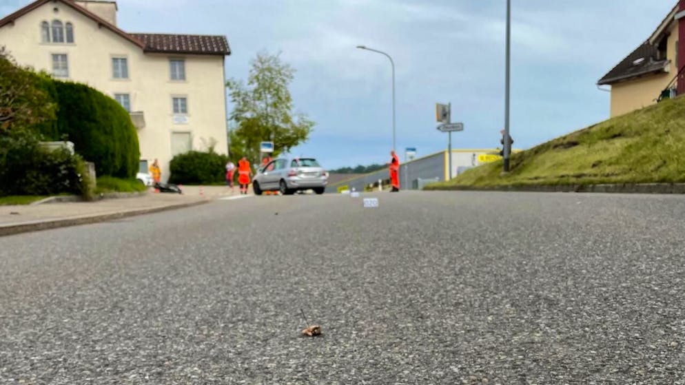 Eine 55-jährige Autofahrerin stiess am Montag in Laupen beim Linksabbiegen mit einem gleichaltrigen Velofahrer zusammen. Dieser wurde dabei schwer verletzt.