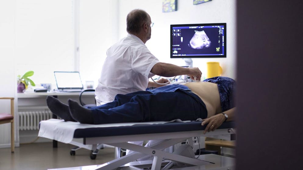 Eine Untersuchung im Oberhasli Medical Center in Meiringen BE: Wer noch nie die Krankenkasse gewechselt hat, zahlt in der Regel zu viel.