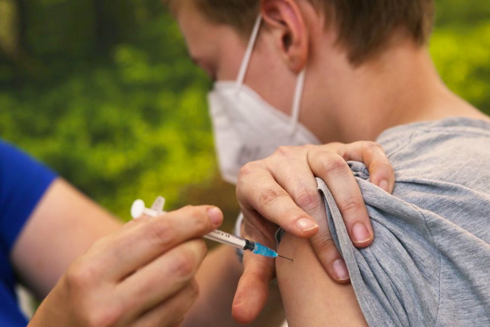 Alors que la décision concernant un tatouage ou l'achat d'un téléphone portable est soumise au consentement des parents pour les mineurs, cela n'est plus nécessaire concernant la vaccination, déplorent les pétitionnaires.