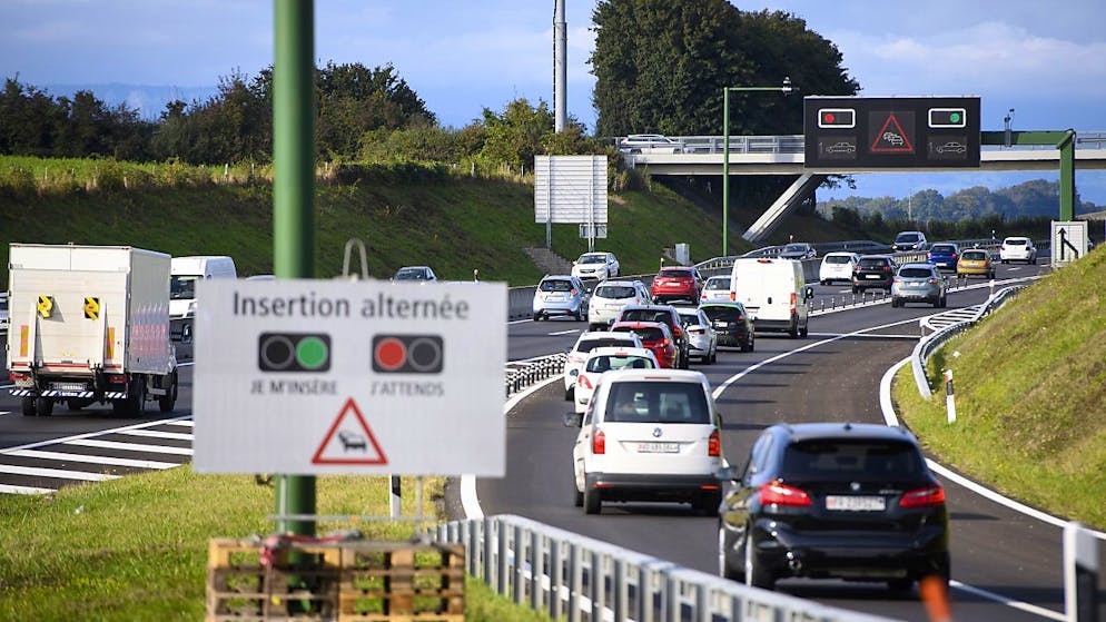 Première en Suisse romande, il faudra patienter à un feu rouge avant d'entrer sur l'autoroute A1 entre Lausanne et Yverdon a la hauteur de Cossonay (VD) aux heures de pointe, Ce système de dosage doit permettre de fluidifier le trafic.