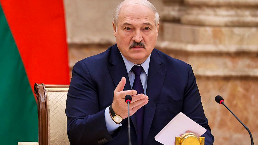 Alexander Lukaschenko, Präsident von Belarus, kündigte für Februar 2022 ein Referendum über eine neue Verfassung an und verkündete, die Opposition nicht an die Macht kommen zu lassen. Foto: Maxim Guchek/BelTA Pool/AP/dpa