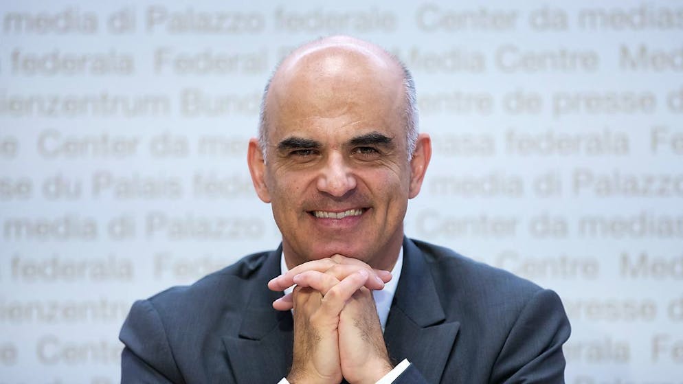 Le conseiller fédéral Alain Berset commente la baisse des primes maladie, une première depuis 2008 (archives).
