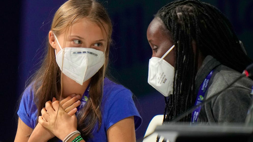 Die Aktivistinnen Vanessa Nakate (r) und Greta Thunberg(l).