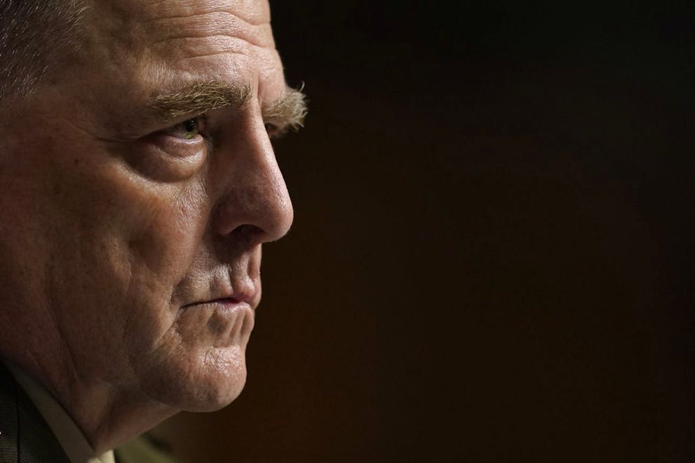 Président de l'état-major interarmées, le général Mark Milley répertorie une question du sénateur lors d'une audience du Comité des forces armées du Sénat sur la conclusion des opérations militaires en Afghanistan et les plans pour les futures opérations de lutte contre le terrorisme, sur la colline du Capitole à Washington, DC, USA, mai 28 septembre 2021.