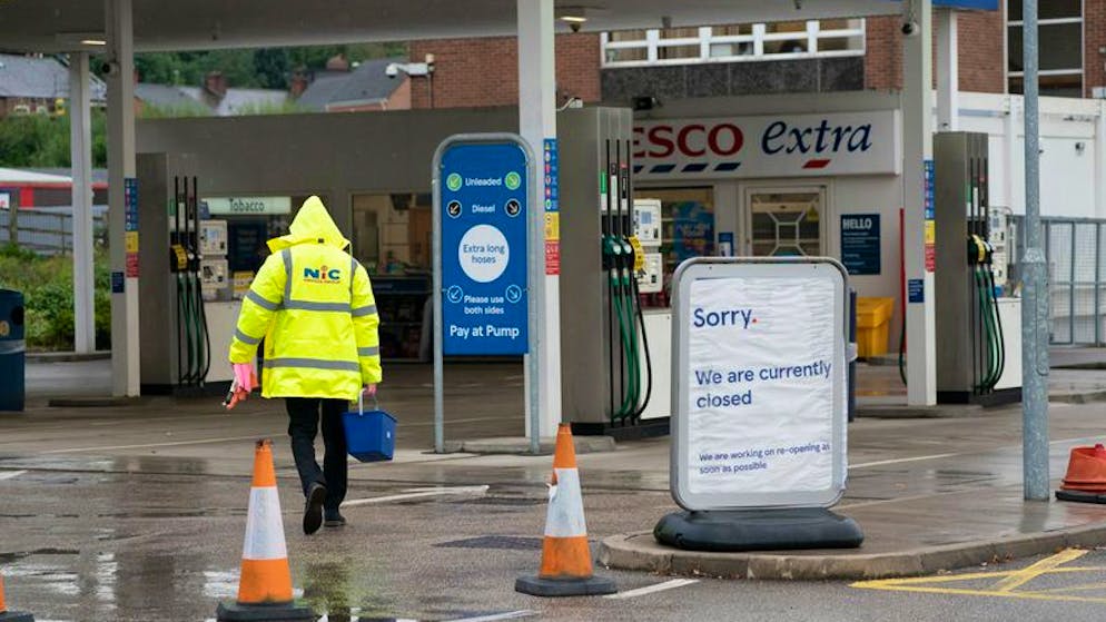 Eine geschlossene Tankstelle in Manchester. Im Vereinigten Königreich sitzen derzeit viele Tankstellen auf dem Trockenen. Hintergrund ist ein Mangel an Lastwagenfahrern.