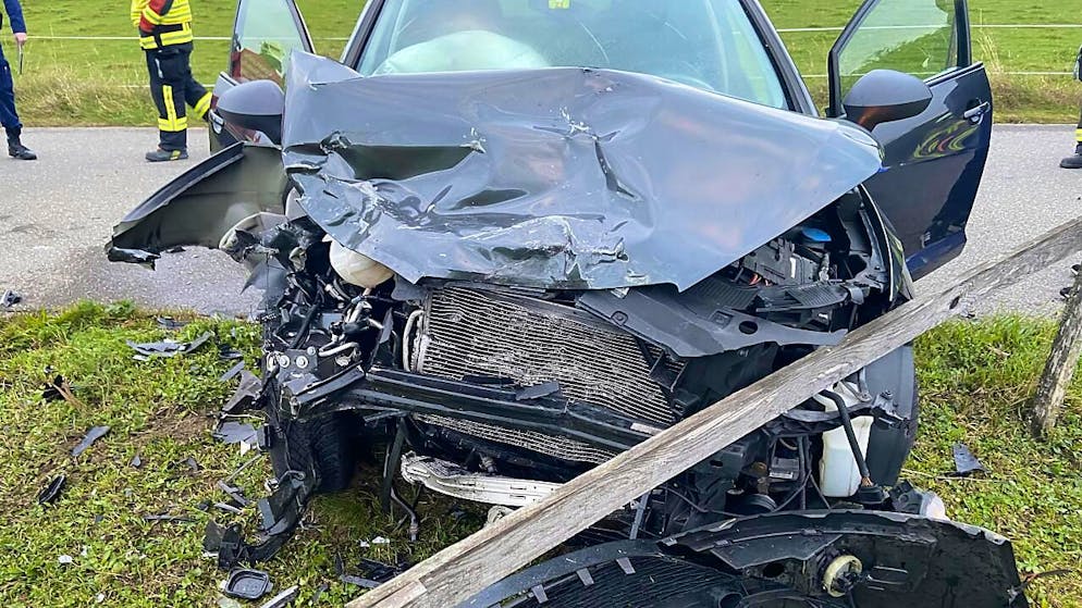 Bei der Kollision zweier Autos in Seon AG entstand grosser Sachschaden.
