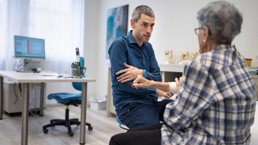 Behandlung im Seebach Medical Center in Zürich: Die sinkenden Krankenkassenprämien haben im Portemonnaie keine grossen Auswirkungen.
