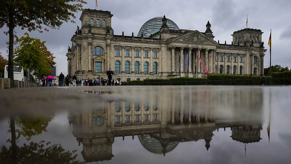 I socialdemocratici hanno sollecitato Verdi e Liberali (FDP) ad avere presto colloqui esplorativi per la formazione di un governo in Germania. L'FDP ha precisato che prima incontrerà l'Unione CDU-CSU e poi l'SPD nel weekend.