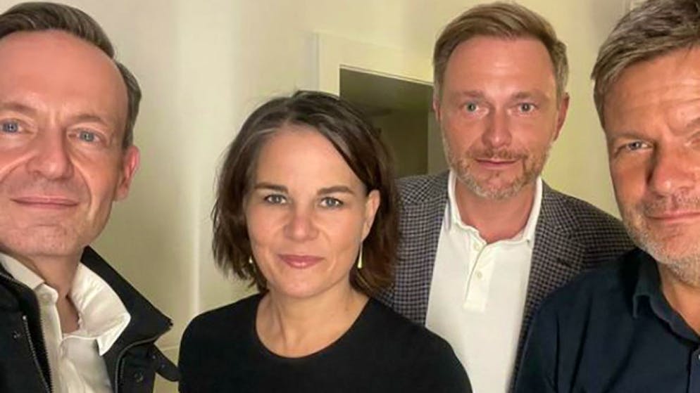 dpatopbilder - HANDOUT - Volker Wissing (l-r), FDP-Generalsekretär, Annalena Baerbock, Bundesvorsitzende von Bündnis 90/Die Grünen, Christian Lindner, FDP-Vorsitzender und Robert Habeck, Co-Bundesvorsitzender von Bündnis 90/Die Grünen haben überraschend schon am Dienstag erste Vorgespräche über eine gemeinsame Regierungsbeteiligung geführt. Foto: Volker Wissing/FDP/dpa - ACHTUNG: Nur zur redaktionellen Verwendung im Zusammenhang mit der aktuellen Berichterstattung über das Treffen und nur mit vollständiger Nennung des vorstehenden Credits, Achtung bestmögliche Qualität