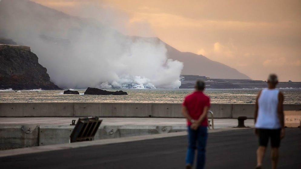 Eine gute Woche nach dem Vulkanausbruch auf der spanischen Kanareninsel La Palma ergießen sich die um die 1000 Grad heißen Lavaströme nun in das Meer. Foto: Kike Rincón/EUROPA PRESS/dpa
