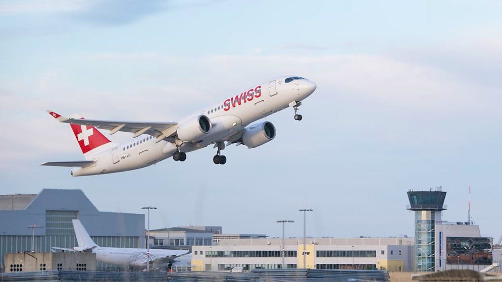 Die Swiss will Piloten und Flugbegleitern kündigen, wenn sie sich nicht gegen Corona impfen lassen. (Archivbild)