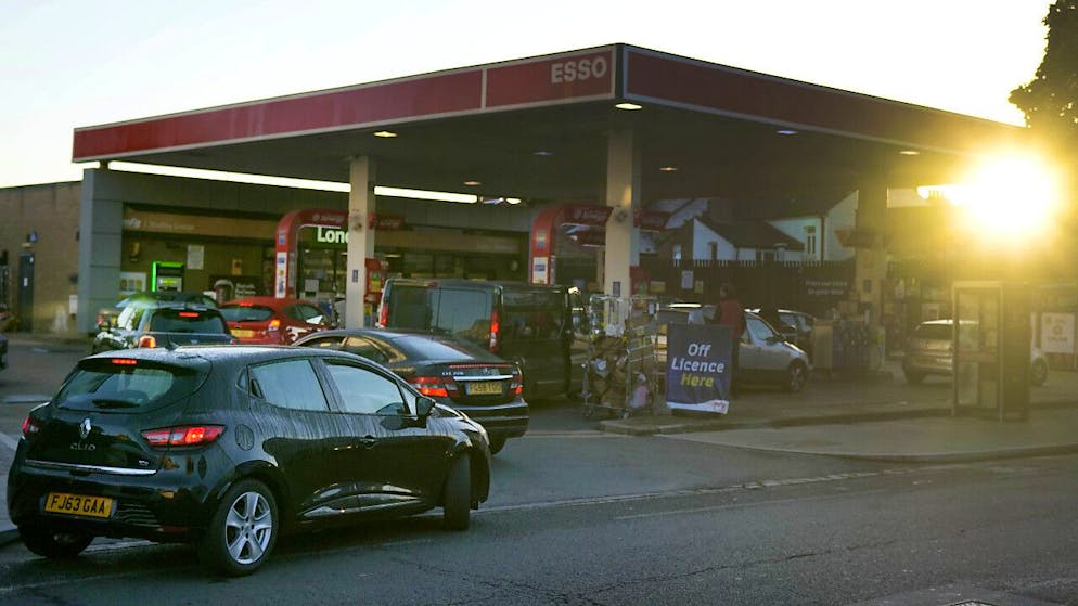 Militari in azione per far fronte alla penuria di carburante in Gran Bretagna