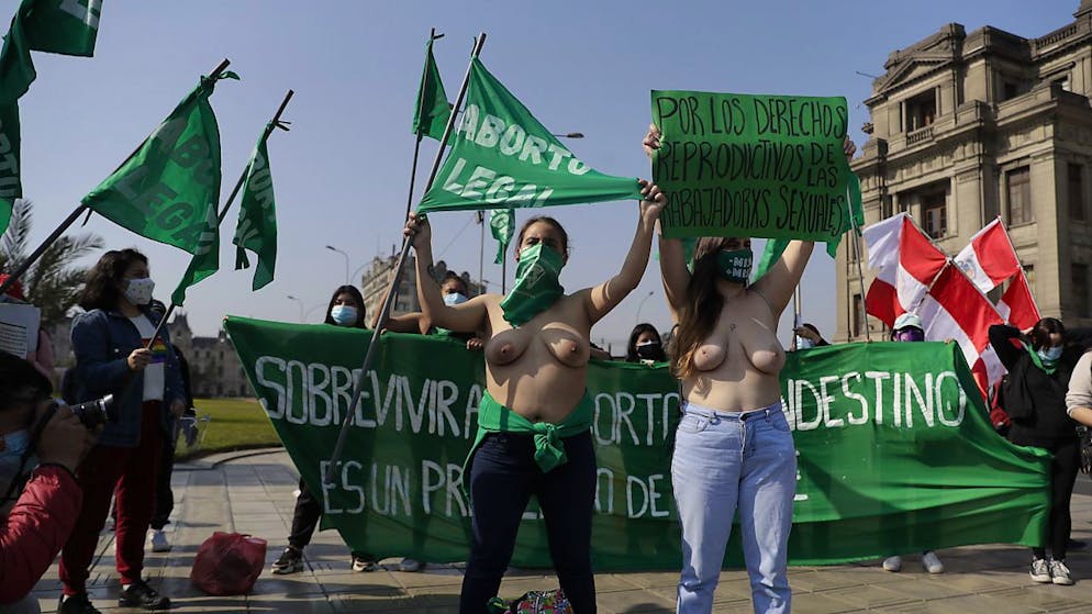 Des femmes sont descendues dans les rues de plusieurs pays d'Amérique du Sud, ici à Lima au Pérou, pour réclamer le droit à l'avortemet.