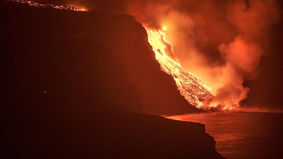 Depuis la nuit de mardi à mercredi, la coulée de lave du volcan Cumbre Vieja, dont l'éruption a débuté il y a dix jours, se déverse dans les eaux de l'océan Atlantique.