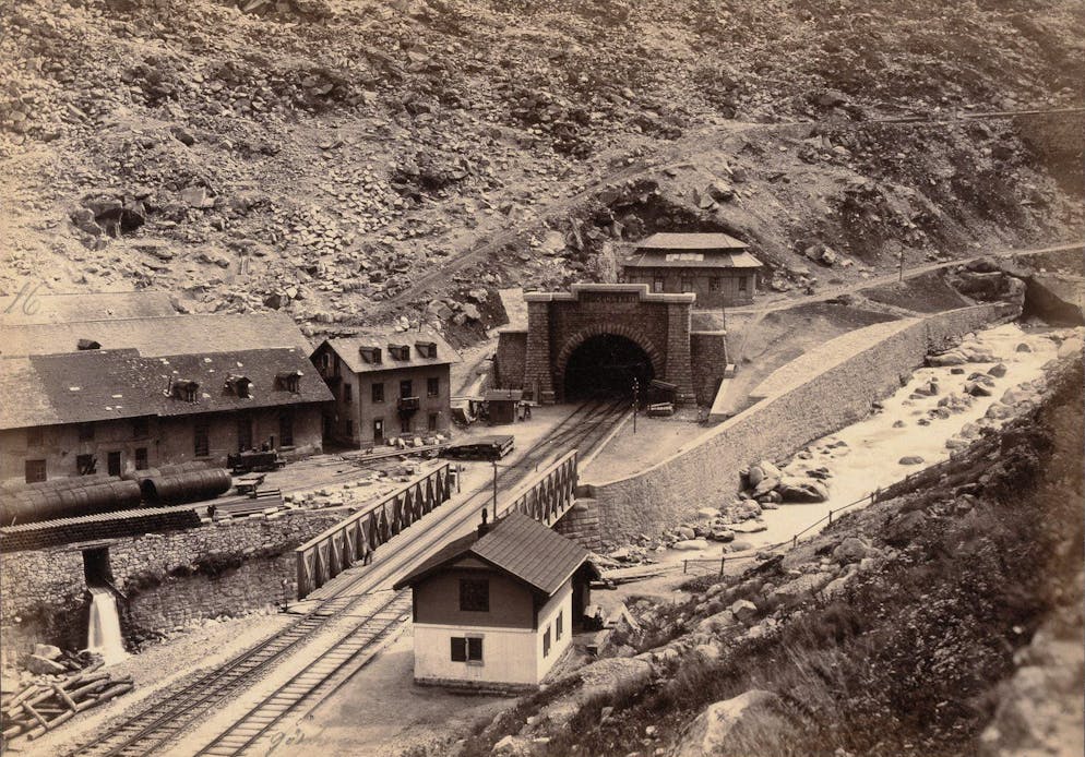 Reussbrücke, Gotthard-Tunnelportal und Wärterhaus in Göschenen circa 1889.