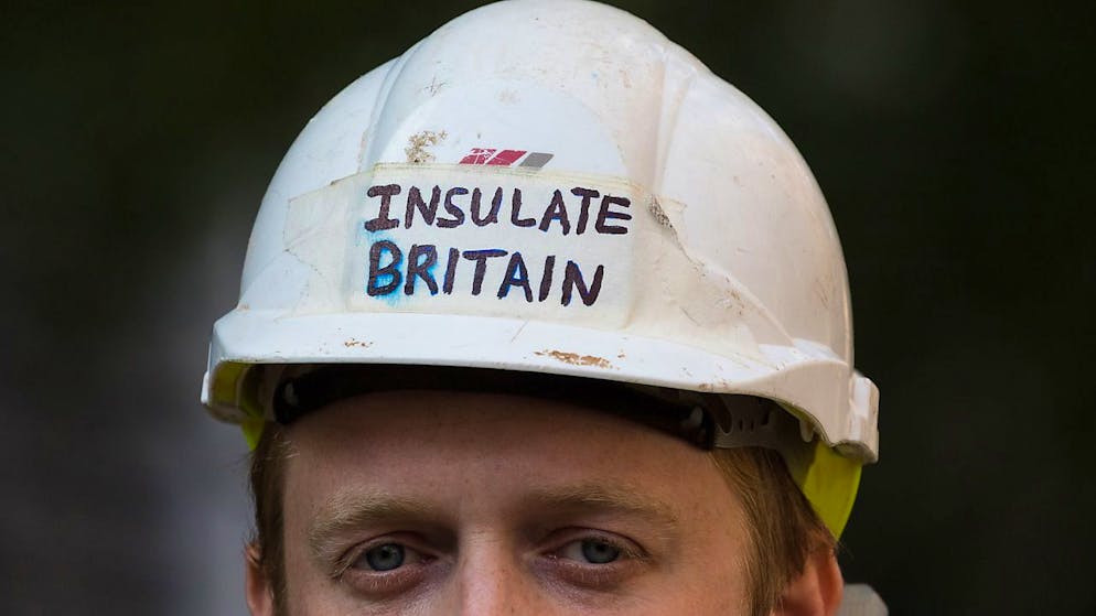 Gli attivisti del gruppo ecologista Insulate Britain hanno di nuovo bloccato l'autostrada M25, arteria molto trafficata del sud Inghilterra, per chiedere un maggiore isolamento delle abitazioni nel Regno Unito al fine di contrastare il cambiamento climatico.