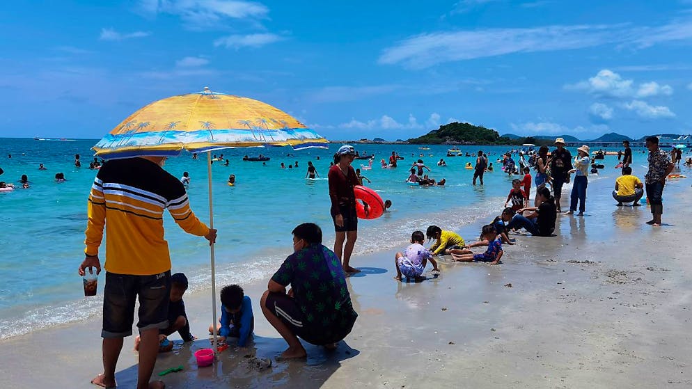 ARCHIV - Menschen genießen die Zeit am Strand von Chonburi in Thailand. Um den am geschwächten Tourismussektor wiederzubeleben, setzen die thailändischen Behörden jetzt auf Gäste aus Indien, teilte die Zeitung «Bangkok Post» mit Berufung auf die Vize-Präsidentin der nationalen Tourismusbehörde mit. Foto: Penny Yi Wang/AP/dpa